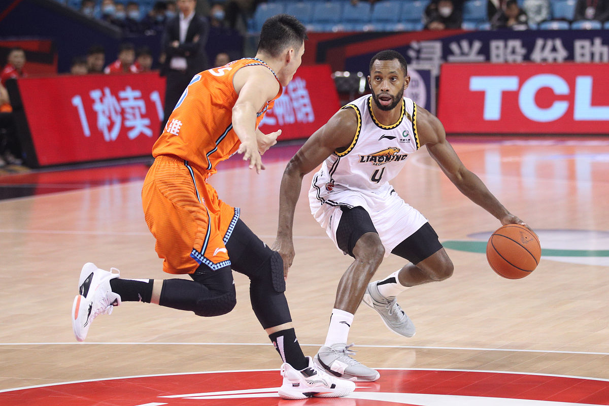 关键球处理冷静，球队稳住比赛局面的简单介绍